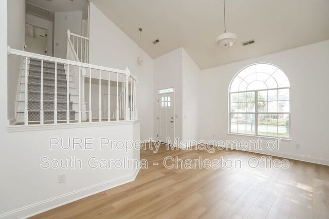 Building Photo - 1928 Oak Tree Ln