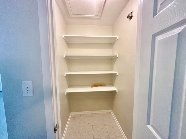 Building Photo - Cozy 2/1 Duplex in Pleasanton w/ Dedicated Parking ~ Move-In Ready!