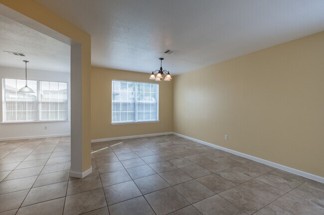 Building Photo - Spacious 4-Bedroom Home in Prime Round Roc...