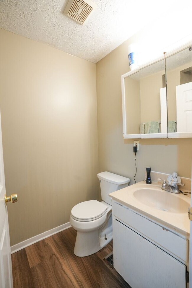 Building Photo - 718 Golfview Dr