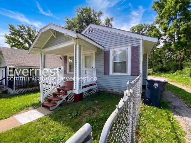 Building Photo - Cozy 2beds - 1bath Home with Off-Street Parking  / Available Now!