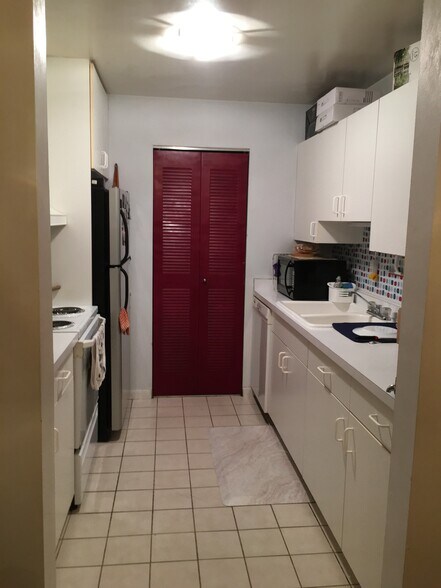 Kitchen (Dish Washer) - 800 N Lakeside Dr, 2B