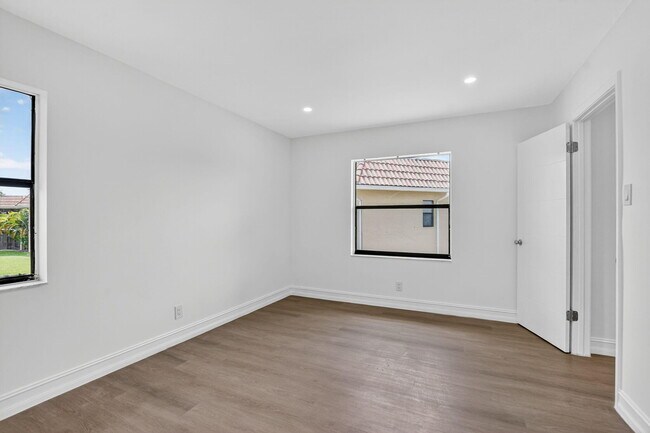 Building Photo - 6820 Palmetto Cir S