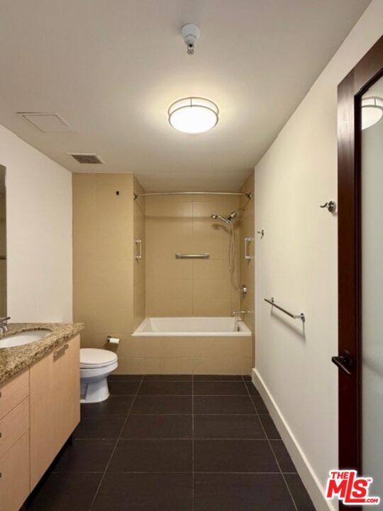 Building Photo - 460 S Spring St