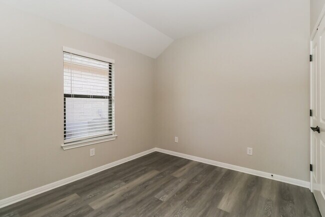 Building Photo - 701 Algerita Dr