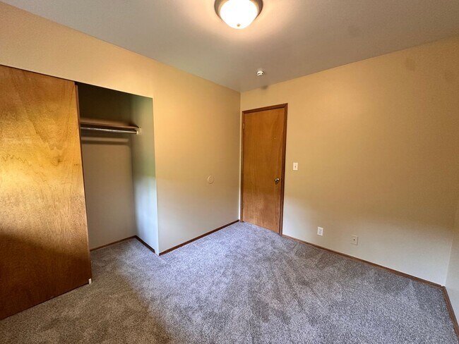 Building Photo - Tradition Kirkland Split Level with Gorgeous Views nestled in the middle of NorKirk