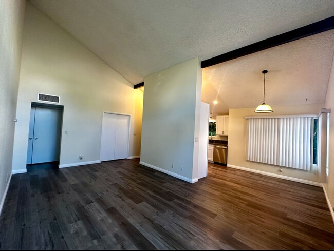 Building Photo - 2bed 2bath Condo WOODLAND HILLS