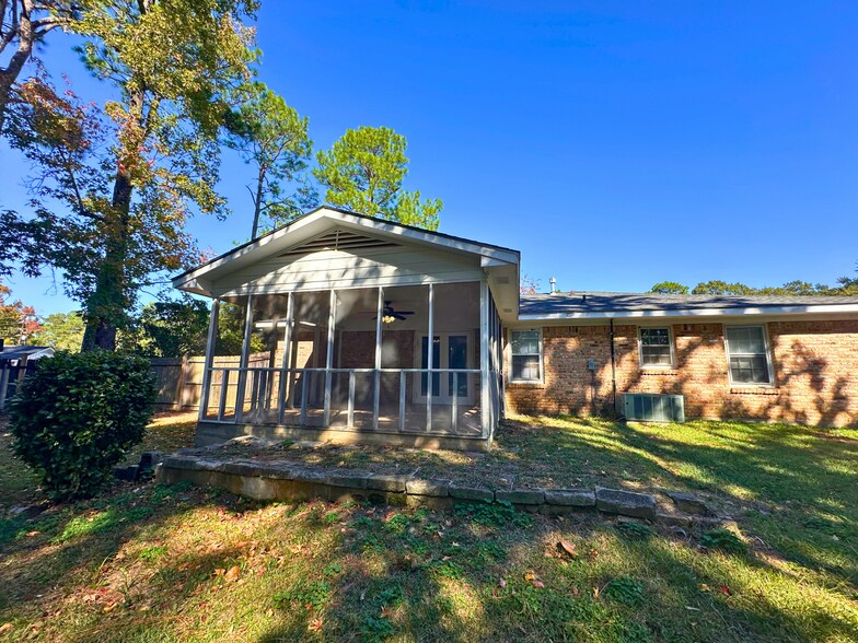 Building Photo - 110 Windsor Dr