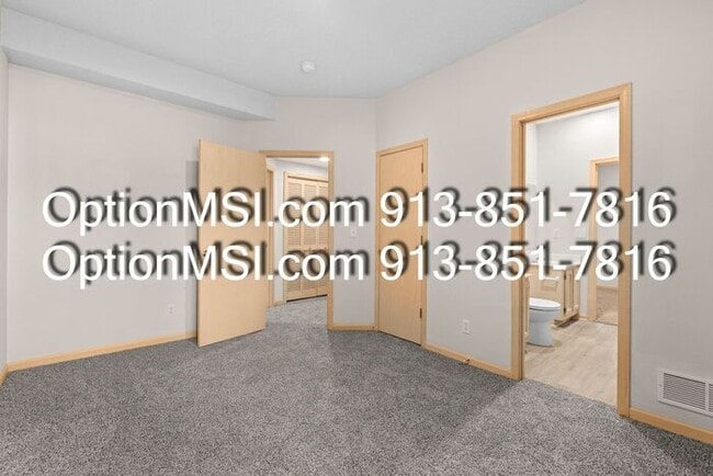 Building Photo - Well Maintained Half Duplex