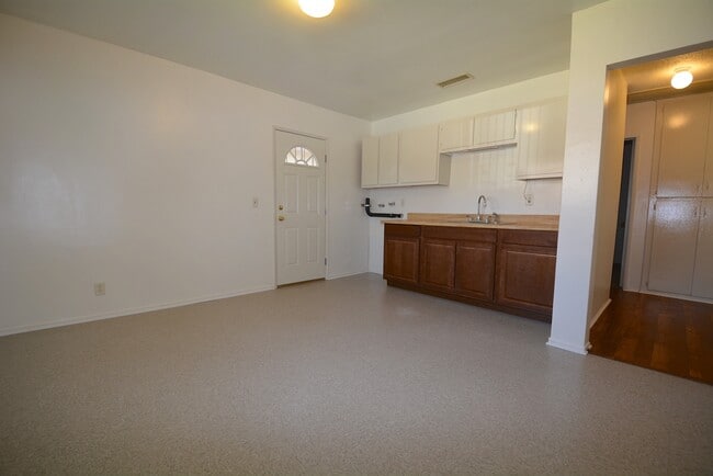 Building Photo - 308 N Azusa Ave