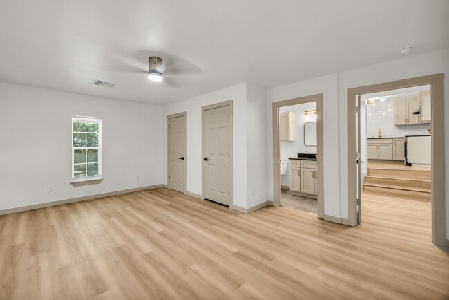 Building Photo - 514 S Broadway