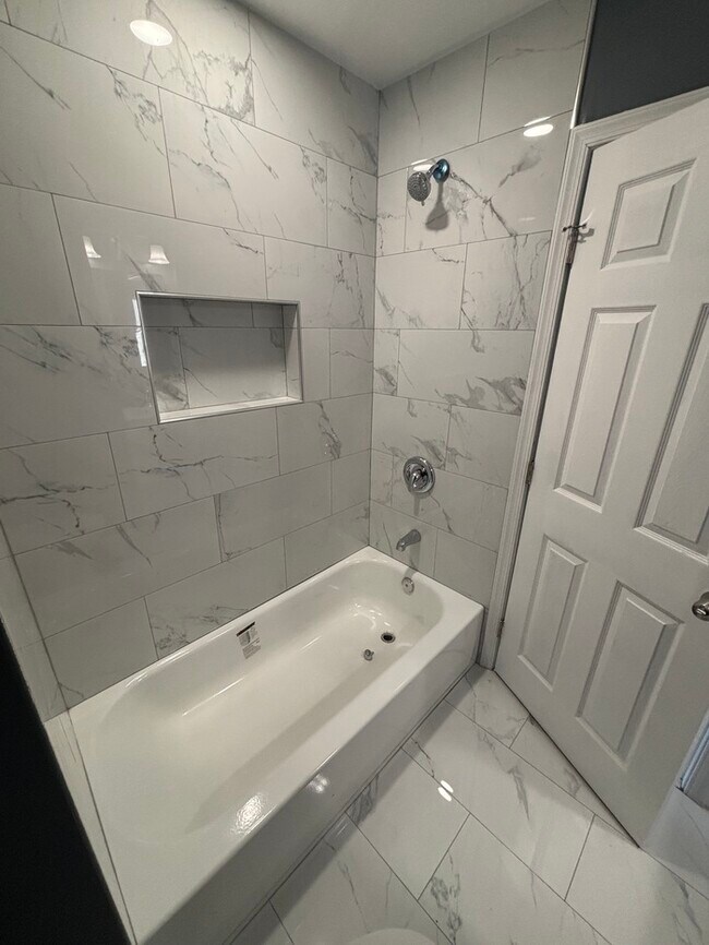 Building Photo - 2 Bedrooms plus den with 3.5 Bathrooms