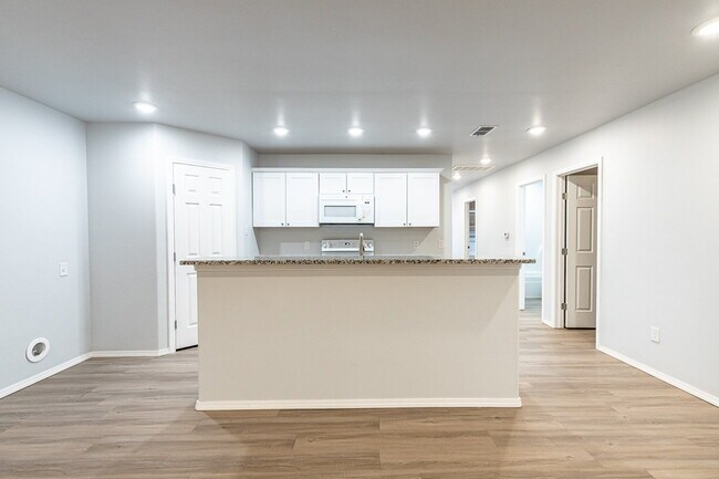 Building Photo - Half off the first Full Month's Rent !!!! ...