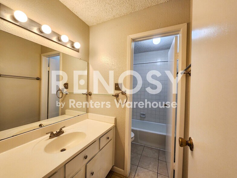 Building Photo - 17742 Kings Park Ln