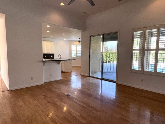 Building Photo - 553 W Fallbrook Ave