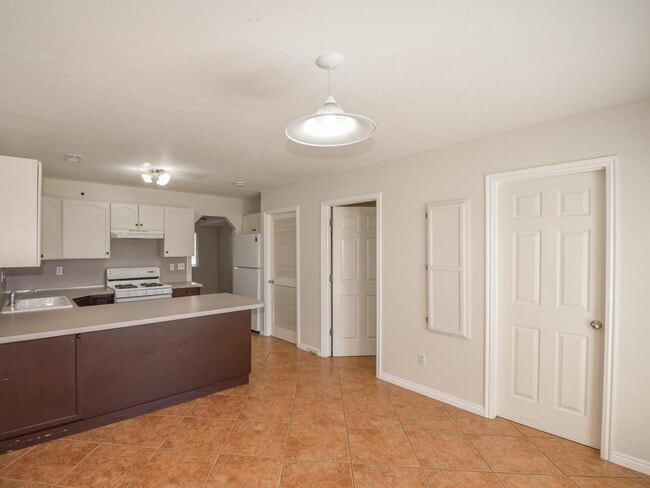 Building Photo - 262 W 1395 S