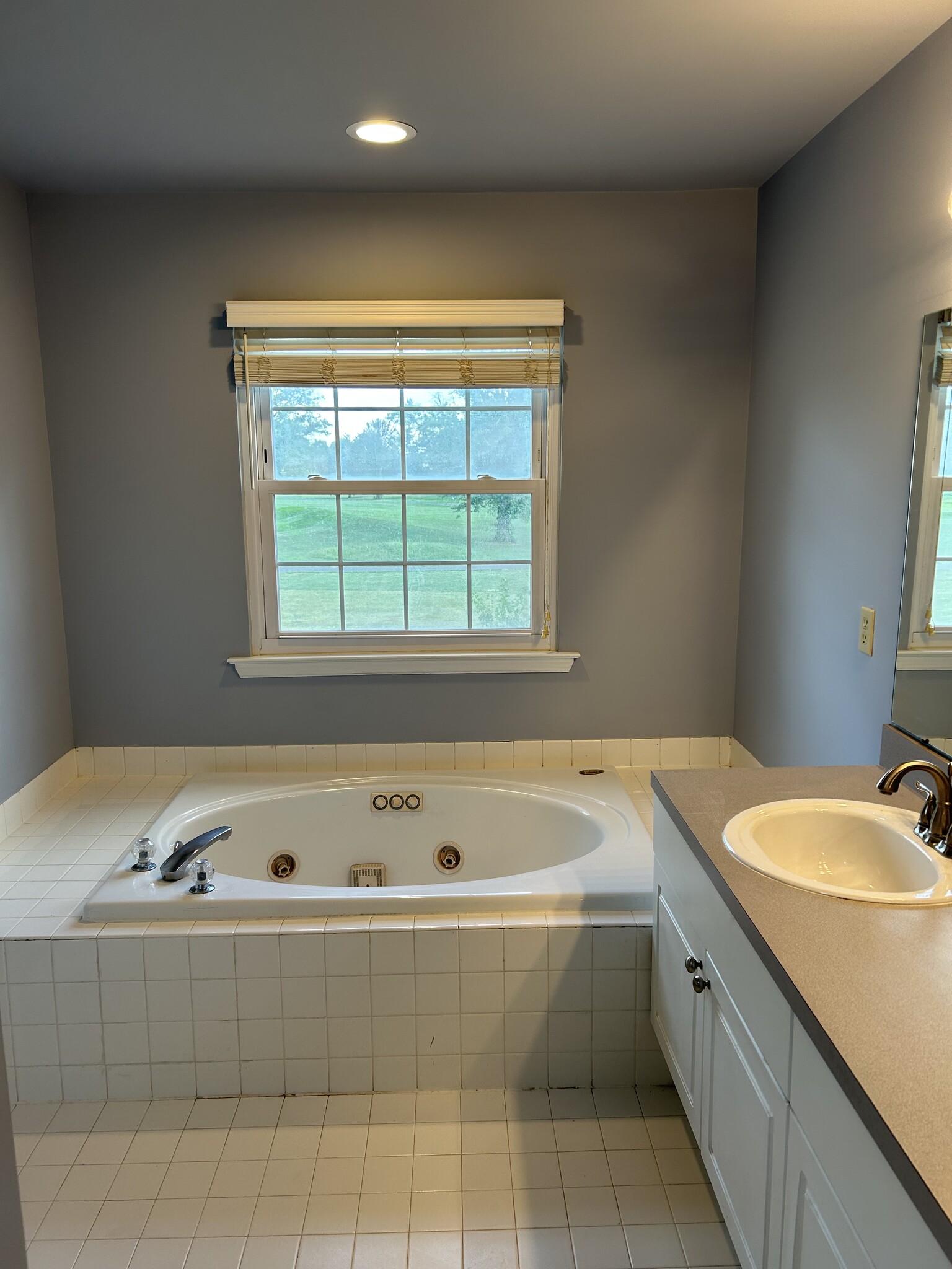 Mast bathroom tub - 69 Walker Rd