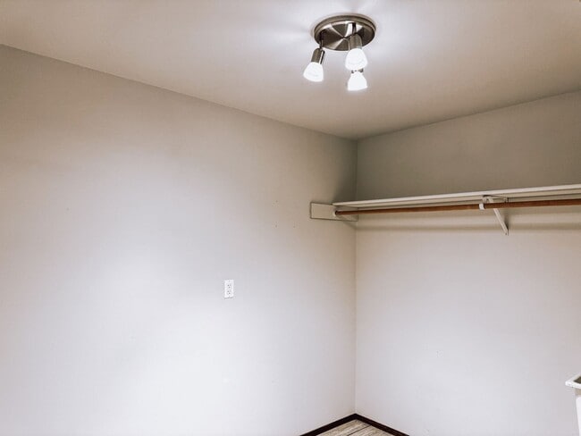 Building Photo - Elaborate 4 Bedroom 3 Bathroom Retreat in ...