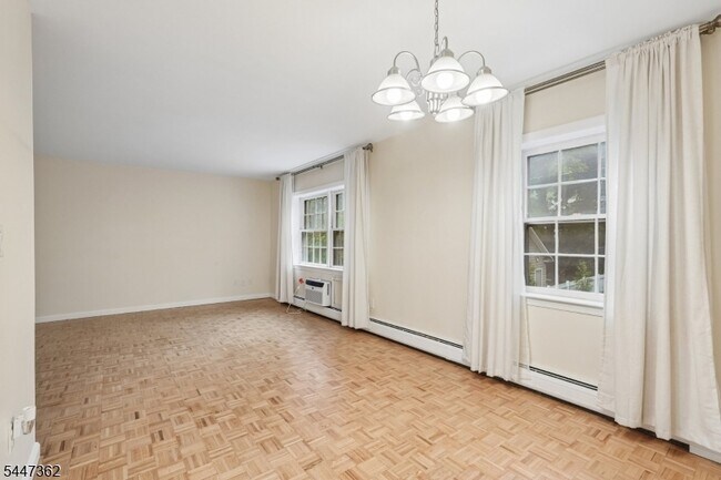 Building Photo - 135 S Maple Ave