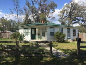 Building Photo - Pet Friendly 3BR/2BA Bungalow located in Gainesville Heights Available Mid-August!