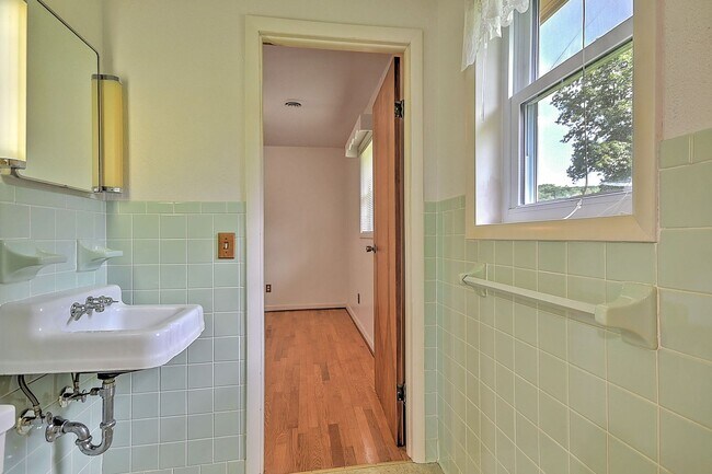 Building Photo - 208 Hogan Ave