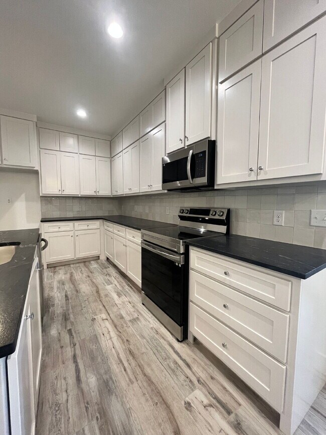 Building Photo - 2 Bedroom Home with Easy Access to Slide Road