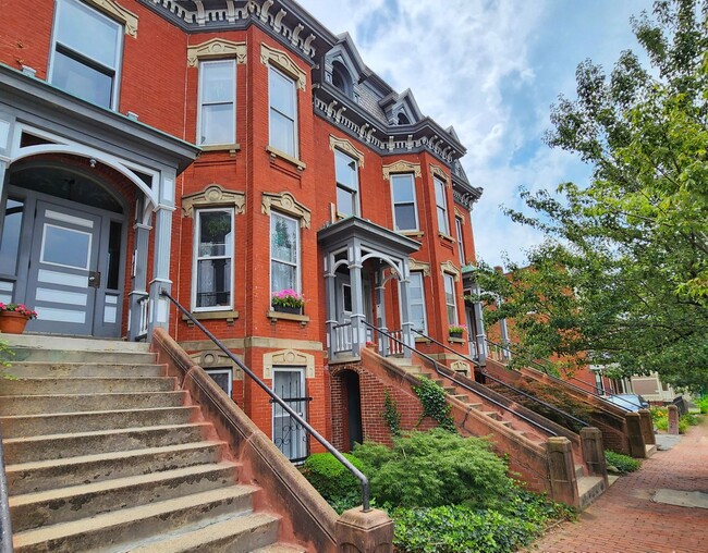 Building Photo - Brownstone charm! 1Bed1bath, first floor b...