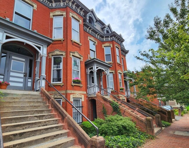 Building Photo - Brownstone charm! 1Bed1bath, first floor brownstone rowhouse condo. Prime location