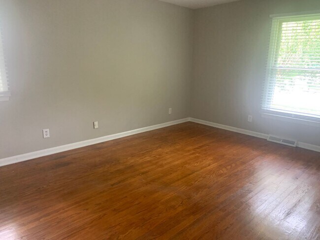 Building Photo - 3 Bedroom Located Near Four Seasons Mall