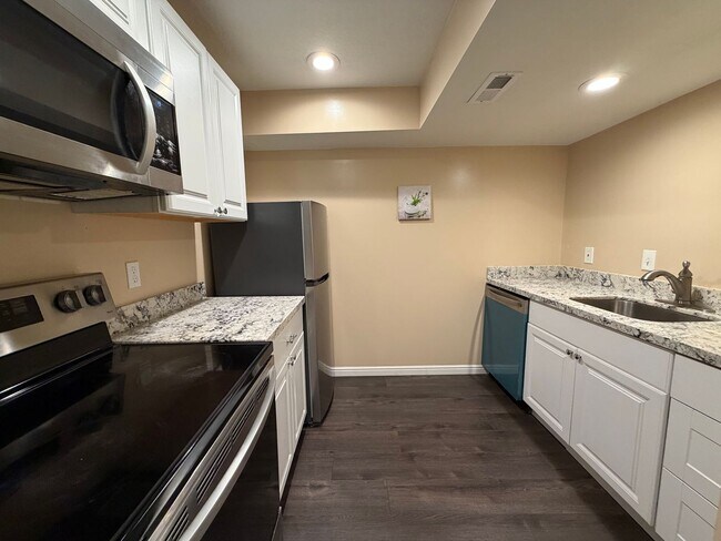 Building Photo - 2080 Debeers Dr