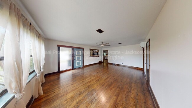 Building Photo - 7477 Greenway Dr