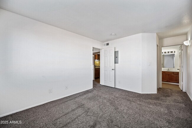 Building Photo - 16602 N 25th St