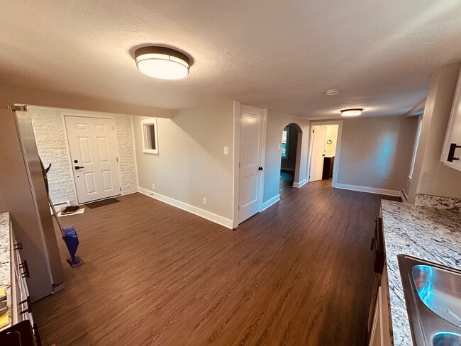 Building Photo - Newly Remodeled Home