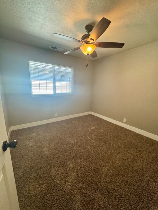 Building Photo - Beautiful 5 bedroom home ready for move in!