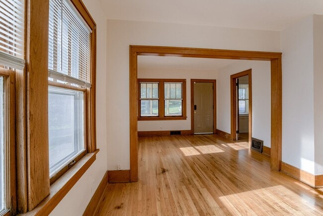 Building Photo - Great Location Close To Aksarben Village!!