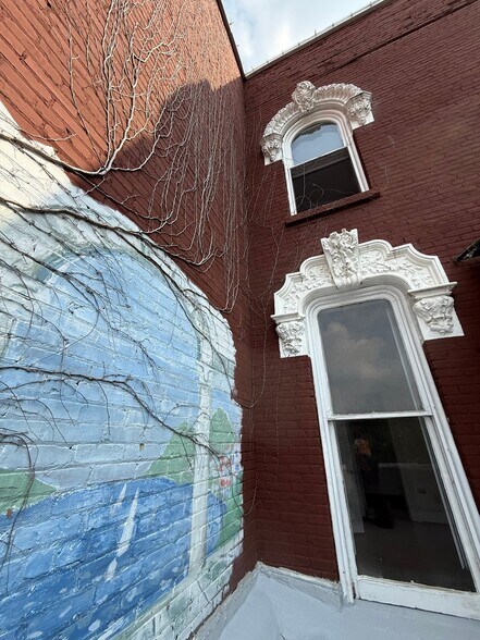 Building Photo - 346 S Rose St