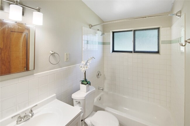 Building Photo - 613 Fieldcrest Dr