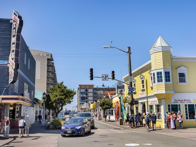 Building Photo - Spacious & Comfortable Living Near the Oregon Coast
