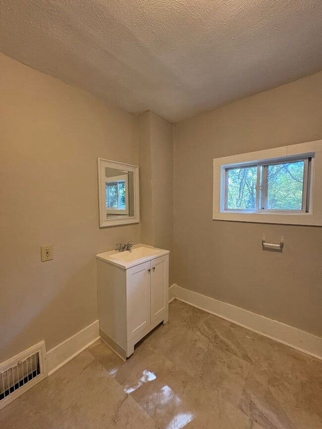 Building Photo - Four bedroom one bathroom home for rent