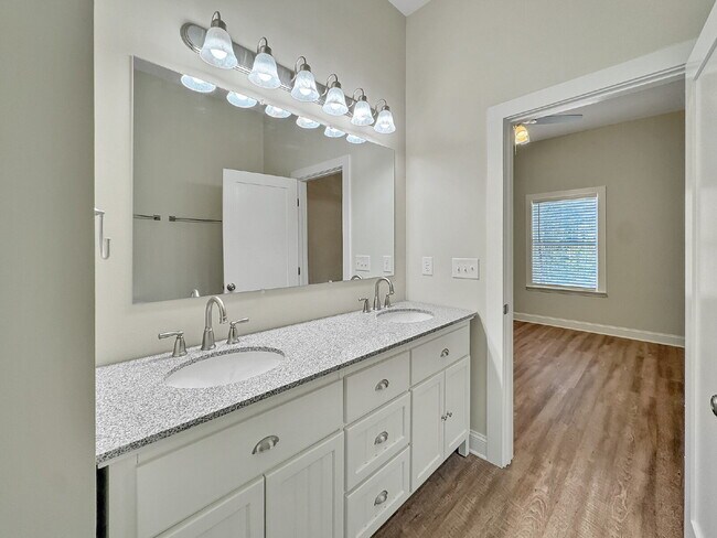 Building Photo - Brand New Rental in North Hall!