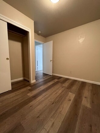 Building Photo - 512 S Dearing Ave