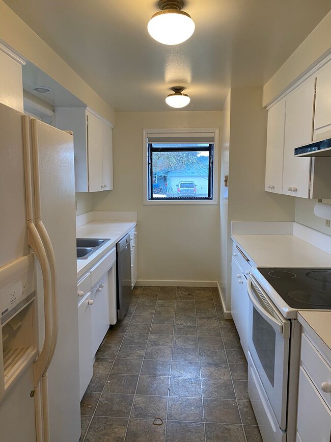 Building Photo - Spacious 4 Bedroom House in South Town!