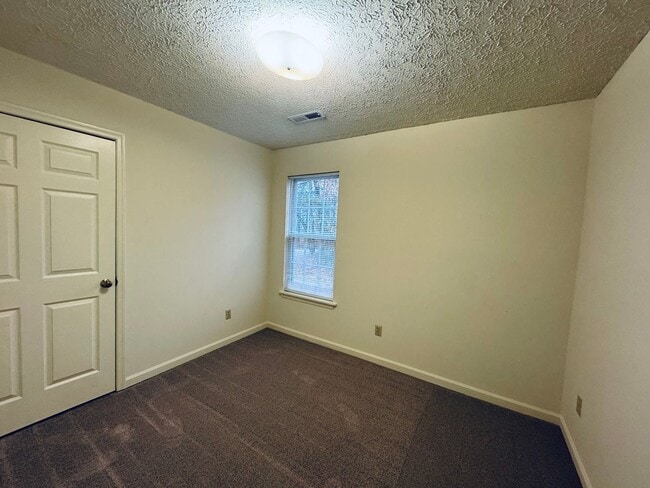 Building Photo - Great House on Wiggington Road