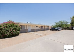 Building Photo - Discover your Desert Dream in this Stunnin...