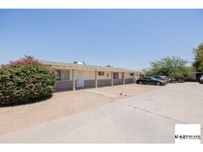 Building Photo - Discover your Desert Dream in this Stunnin...