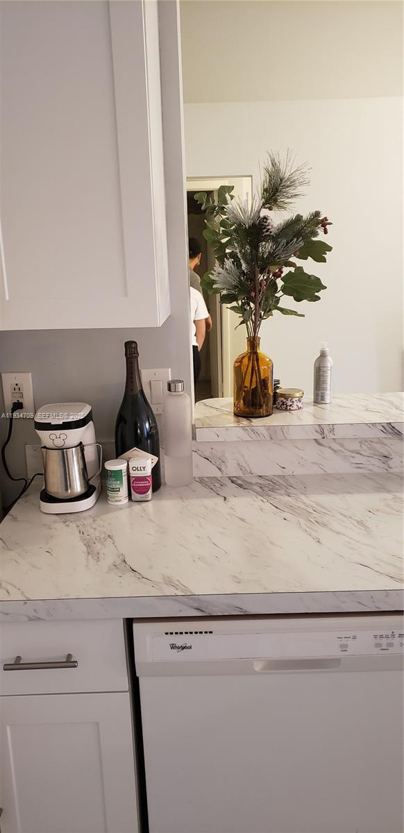 Building Photo - 9999 Summerbreeze Dr