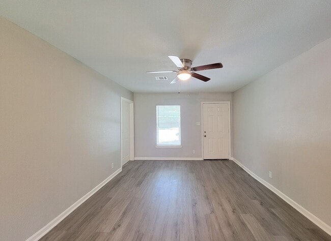 Building Photo - RECENTLY REMODELED 4 BEDROOM 2 BATH LEASE HOME WITH ALL THE UPGRADES.  CHECK THIS OUT.  WON'T LAS...