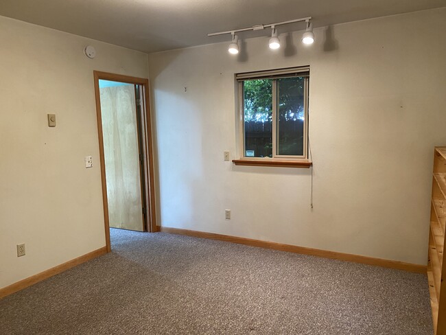 Building Photo - 277 N Dolphin St