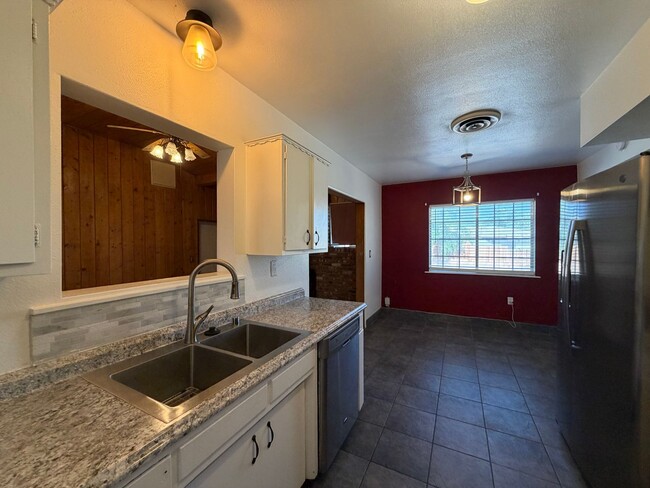 Building Photo - 3 Bedroom 2 Bathroom House on Corner Lot with 2 Car Garage Locate din Irwin Estates