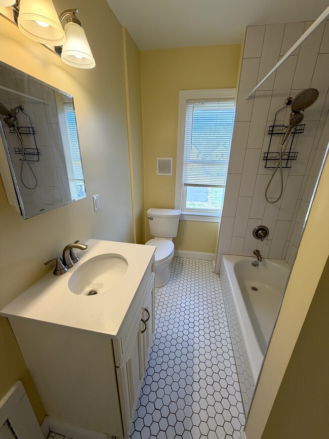 Building Photo - 727 Carlton Ave